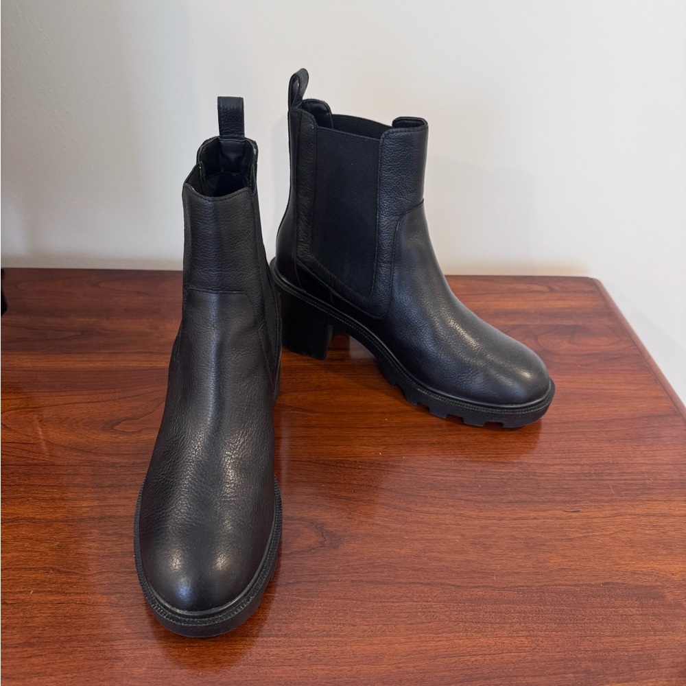 Sleek Black Ankle Boots with Chunky Heel